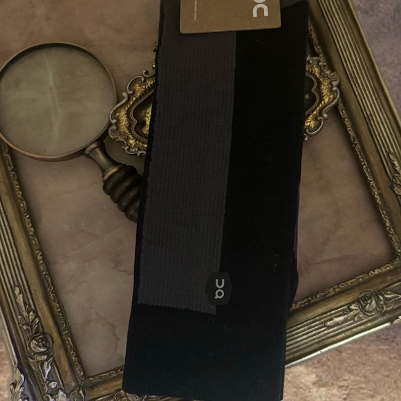 ON RUNNING • Black Shadow Performance High Sock - Picture 4 of 4